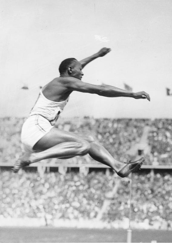 <p>Jesse Owens, contudo, declarou que sua maior decepção foi a falta de felicitações por parte do então presidente americano Franklin Roosevelt, que não mandou sequer um telegrama. Com as medalhas, ele foi saudado nas ruas, mas, ao se hospedar no hotel, teve que usar o elevador de serviço. Morreu de câncer aos 66 anos.</p>
