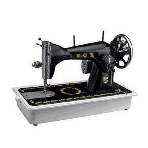As máquinas de costura ainda existem, mas com uma tecnologia bem mais avançada. Já houve um tempo em que elas eram feitas à base da manivela e pedal.