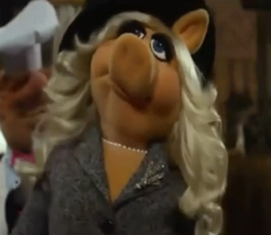 <p>Miss Piggy – Diva dos Muppets, uma porquinha glamourosa conhecida por sua vaidade, charme e temperamento explosivo. Apaixonada por Kermit, mistura romance e comédia, sendo uma das figuras mais icônicas e carismáticas do grupo.</p>

