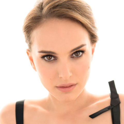 Natalie Portman - A atriz treinou intensamente ballet clÃ¡ssico por meses para atuar em â??Cisne Negroâ? (Black Swan, 2010). Na vida real, Portman estudou danÃ§a moderna apÃ³s se formar no colÃ©gio e, desde entÃ£o, Ã© completamente apaixonada por essa arte.