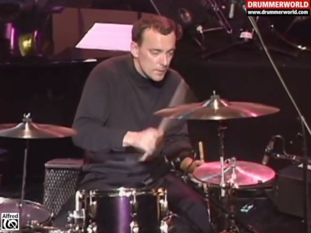 Completam o grupo canadense Geddy Lee (voz, baixo e teclados) e Alex Lifeson (guitarra). O Rush tornou-se conhecido pelas habilidades instrumentais de seus membros, as composições extremamente complexas e as letras ecléticas escritas por Neil Peart.-YouTube/DRUMMERWORLD