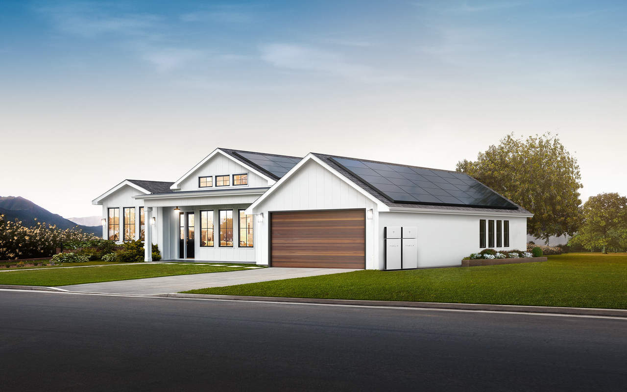 Para Musk, a intenção de integrar os painéis solares fotovoltaicos às baterias de armazenamento dos carros elétricos é fornecer autonomia ao indivíduo para que ele possa produzir e consumir sua própria energia elétrica. -Divulgação/Tesla