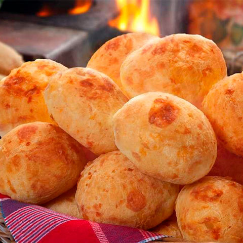 2) Pão de queijo (Brasil): Um dos salgados mais populares e queridos do Brasil, o pão de queijo se faz presente em mesas de café da manhã, lanches da tarde e até mesmo como petisco em festas e eventos. -Reprodução/@fornodeminas