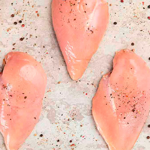 Carnes de aves – US$ 6,3 bilhões - O Brasil é o maior exportador global, abastecendo mercados como Japão, China e Arábia Saudita.