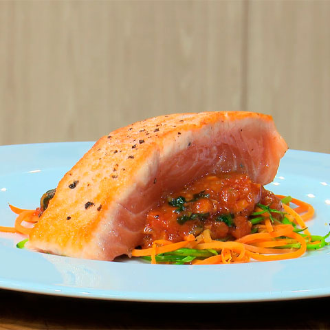 Apesar disso, a vitamina D também pode ser obtida por meio da alimentação. Peixes gordurosos como salmão e sardinha, além de gema de ovo e alimentos fortificados, são boas fontes.