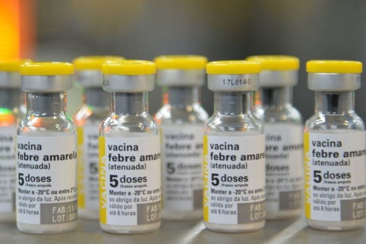 Febre Amarela: É uma doença causada pela picada do mosquito Aedes aegypti (o mesmo da dengue, zika e chikungunya), nas áreas urbanas. Já nas zonas rurais, onde ela é mais frequente, geralmente se transmite pelos mosquitos Haemagogus e Sabethes. -Rovena Rosa/Agência Brasil