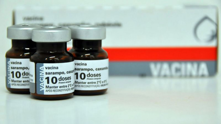 Tríplice Viral: Outra vacina importante é a tríplice viral. Administrada aos 15 meses de idade, com uma só dose, ela está no Brasil desde os anos 90 e protege contra sarampo, caxumba e rubéola, que podem matar em casos raros. -Divulgação/Bio-Manguinhos