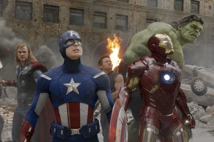 No filme que abriu a franquia de sucesso,  Nick Fury (interpretado por Samuel L.Jackson) reúne vários super-heróis para defender a Terra contra as ameaças de Loki (Tom Hiddleston). 