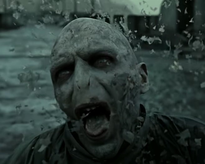  Cena memorável: Harry enfim vence Voldemort - Toda a saga gira em torno do vínculo entre Harry e "Aquele-Que-Não-Deve-Ser-Nomeado". Logo, a angústia e o medo que os fãs passam durante todos os filmes se transforma em alívio quando Harry (dado como morto) reage e, enfim, vence o vilão. -Reprodução/ Harry Potter