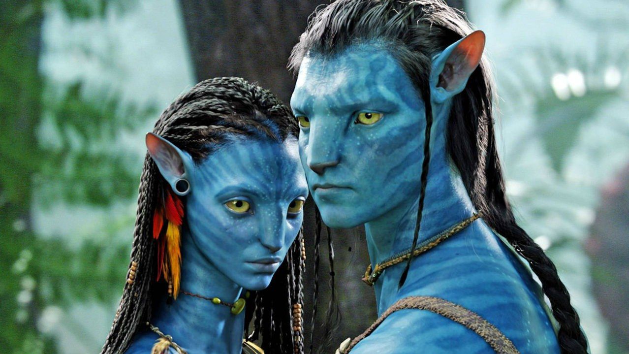 O filme se passa no exuberante mundo alienígena de Pandora, onde vivem os Na'vi, seres que parecem primitivos, mas são altamente evoluídos. Abriu a saga que se tornou um incontestável blockbuster. 