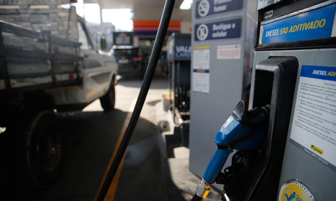 Cálculos da Associação Brasileira de Importadores de Combustíveis apontam que os preços internos seguem defasados em relação ao mercado internacional. A estimativa é de uma diferença de 39% no diesel e de 73% na gasolina.
