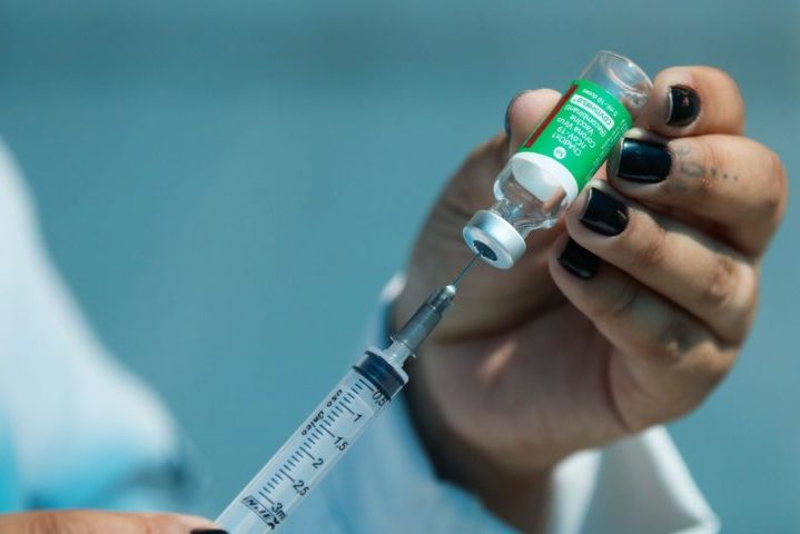 Covid: A pandemia pode ter matado mais de 15 milhões de pessoas no planeta, segundo estimativa da Organização Mundial de Saúde OMS) - o dobro dos dados oficiais. A humanidade acompanhou a expectativa pela criação de uma vacina que pudesse proteger contra a doença. -Tânia Rêgo/Agência Brasil