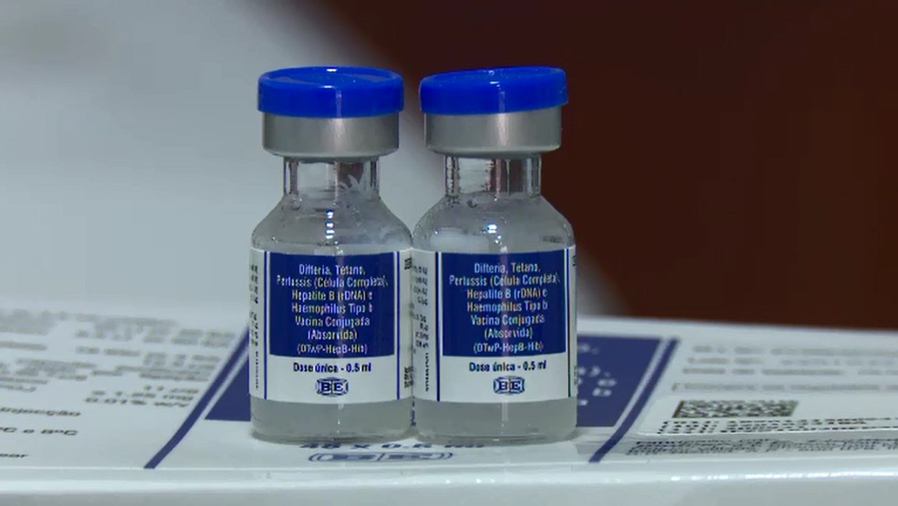 No entanto, a transmissão pode ocorrer por objetos contaminados com secreções de pessoas doentes, embora essa forma de contágio seja pouco frequente. 