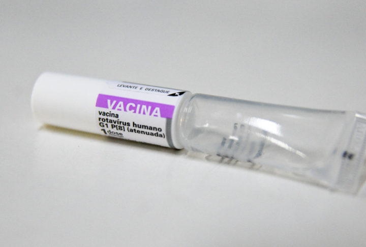  A vacinação em massa começou três anos depois de uma epidemia que, em 2003, causou a internação de quase cem mil crianças no Brasil. Desde então, a doença está sob controle, mas não erradicada.-Geovana Albuquerque/Agência Saúde DF