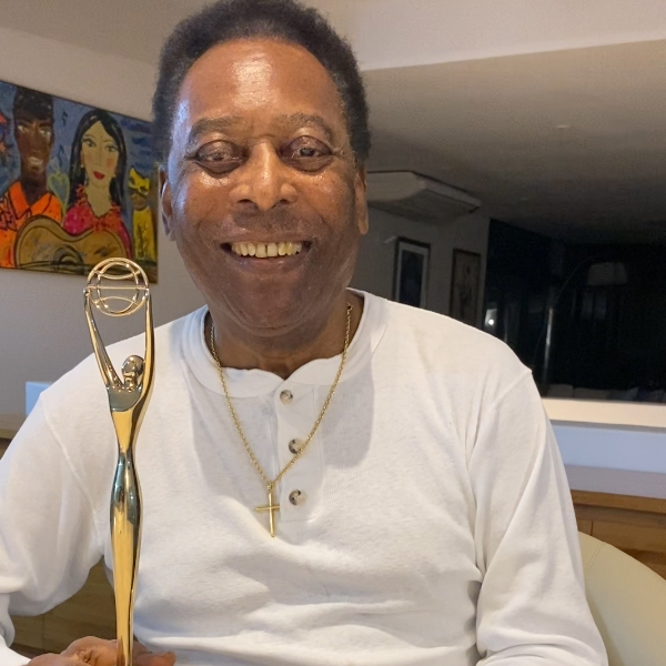 Pelé foi tão importante que era KBE. E apenas 16 jogadores de futebol receberam essa honraria. Pelé era o único não nascido no Reino Unido.  Na prática, ele podia assinar 