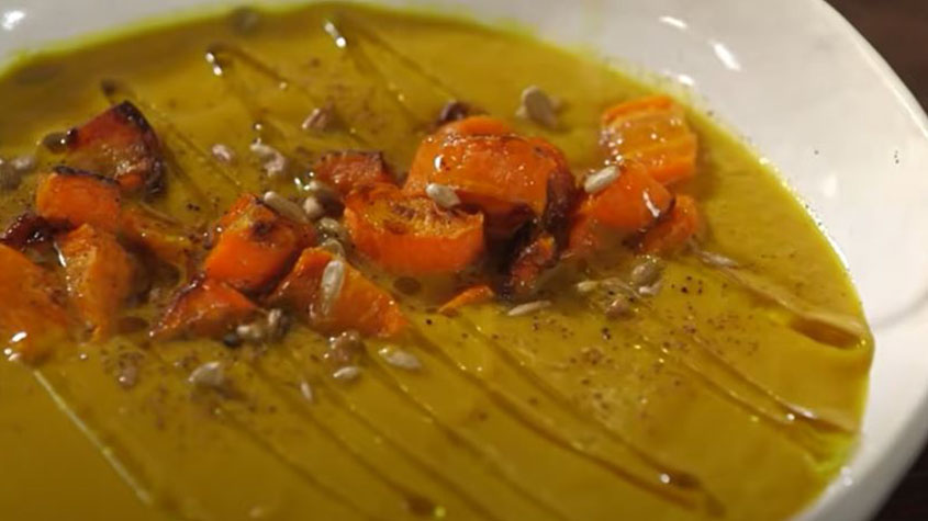 Sopa de cenoura: considerada por pesquisadores da gastronomia como uma das refeições mais antigas do mundo, a sopa, de maneira geral, é supostamente consumida desde a pré-história. A sopa/creme de cenoura é feita geralmente com o legume refogado com cebolas e alho, em seguida batido no liquidificador e servido com sementes de abóbora e um fio de azeite de oliva. 