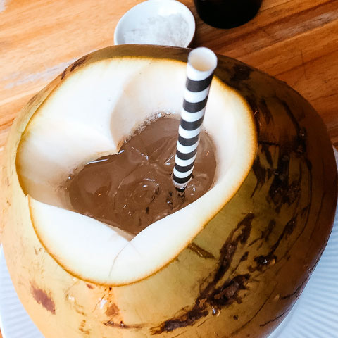 A água de coco é um suco natural diurético, leve e com poucas calorias. Rica em cálcio, magnésio e potássio, ajuda a repor nutrientes e hidratar o organismo.