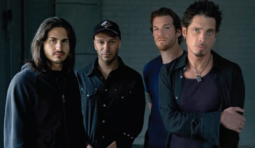 Nome da banda: Audioslave - A combinação do hard rock dos anos 70 com o rock alternativo dos anos 90 criou a identidade da banda Audioslave, que foi criada em 2001, em Los Angeles, na Califórnia. Foram mais de 10 milhões de discos vendidos e em pouco tempo eles conseguiram já se firmar como referência do rock nos anos 2000. 