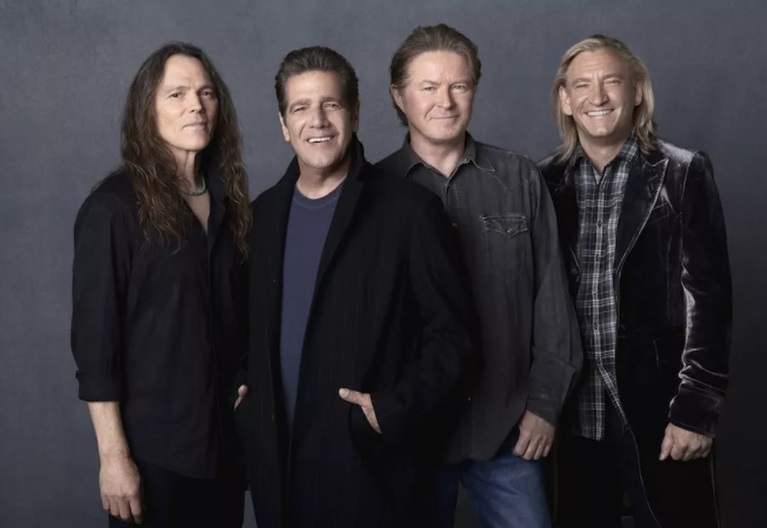 Teve inÃ­cio na CalifÃ³rnia, com os seguintes integrantes em sua formaÃ§Ã£o original: Don Henley (bateria e vocais), Bernie Leadon (guitarra), Glenn Frey (guitarra e vocais) e Randy Meisner (baixo). Os dois Ãºltimos morreram em 2016 e 2023, respectivamente. -DivulgaÃ§Ã£o