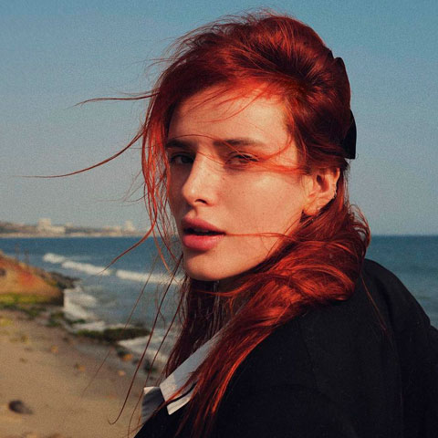 <p>Bella Thorne – Nascida em Pembroke Pines em 8/10/1997, possui ascendência espanhola por ramos familiares de origem castelhana. Sua genealogia inclui linhagens que migraram pelo Caribe antes de chegarem aos EUA.</p>
