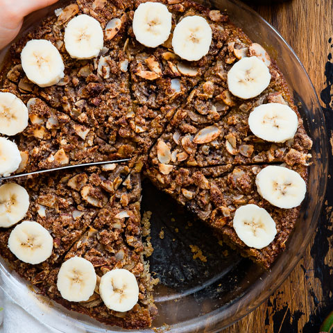 Cereais mais fibrosos, como farelo de trigo, centeio e aveia, são ideais para aliviar a constipação. Uma boa alternativa é preparar um bolo integral com linhaça e granola.
