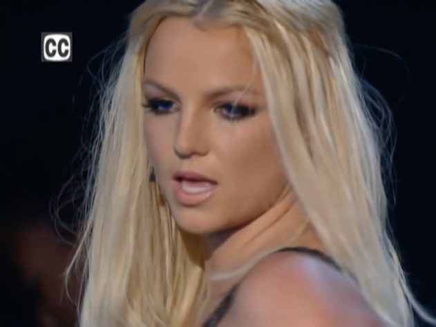 Ousada? Britney Spears fica nua na frente de mansão