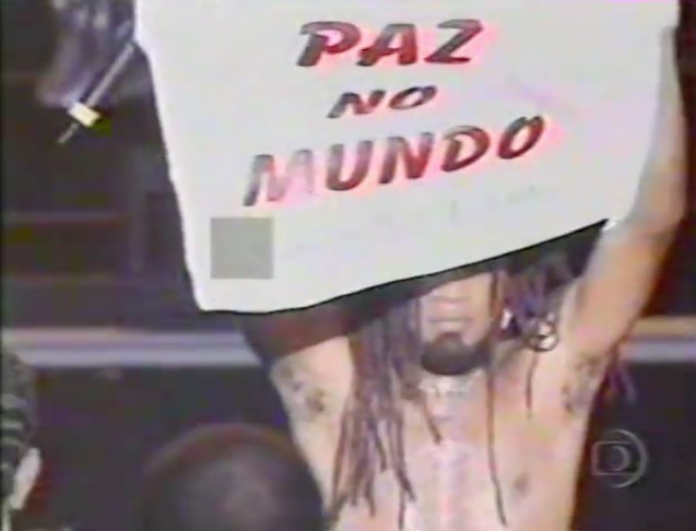 O episódio começou quando Brown pediu aos bombeiros que parassem de jogar água na plateia. Isso gerou revolta em parte do público, que começou a vaiar e jogar garrafas no palco. Ele tentou apaziguar os ânimos, mas a situação só piorou.