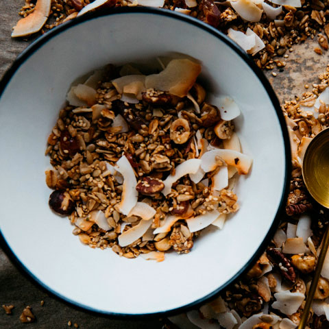 Cereais integrais como aveia, linhaça, chia, quinoa e grão-de-bico são ricos em vitaminas e minerais. Esses grãos ajudam no bom funcionamento do intestino e contribuem para uma dieta mais equilibrada.