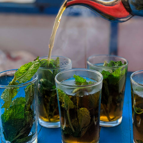 O chá de hortelã é um aliado contra a azia e a acidez estomacal, especialmente após refeições gordurosas. Também pode ajudar quem sofre de gastrite, graças às suas propriedades medicinais.