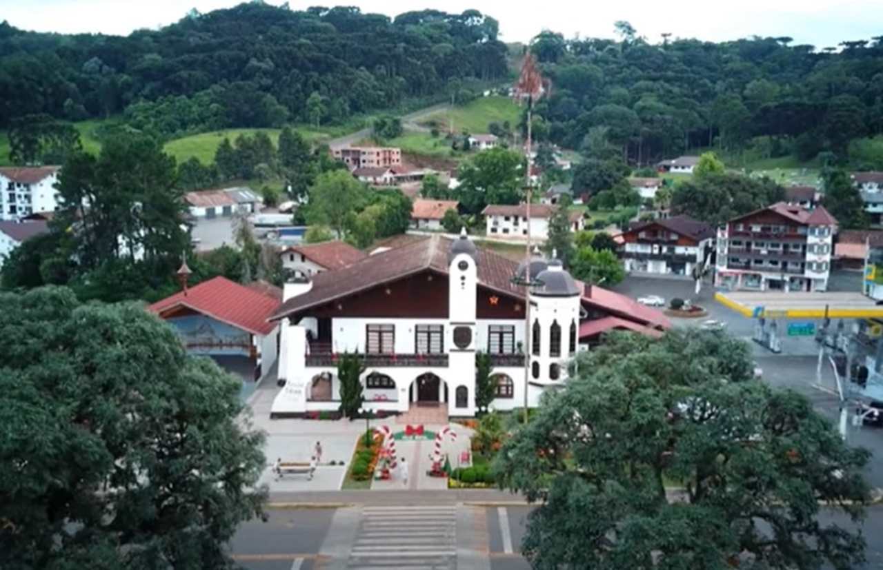 Blumenau (SC) – População: cerca de 360 mil. Chove muito devido ao relevo do Vale do Itajaí e à influência de frentes frias e umidade oceânica.