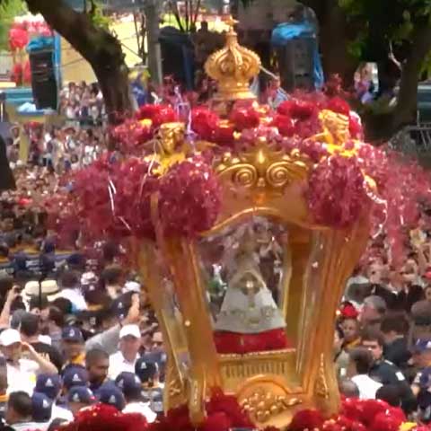 A imagem de Nossa Senhora de NazarÃ© fica exposta por 15 dias para que os fiÃ©is faÃ§am pedidos e agradeÃ§am.  A principal procissÃ£o, no segundo domingo de outubro, reÃºne milhÃµes de pessoas em uma caminhada de cerca de 3,6 km, onde a imagem da santa Ã© conduzida em uma berlinda, seguida por peregrinos que cumprem promessas ou pedem graÃ§as.