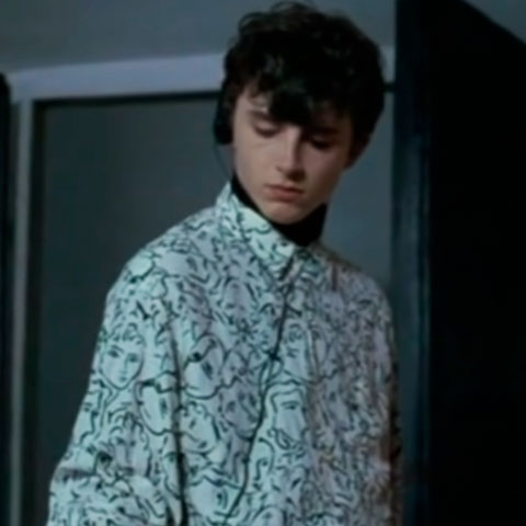 Elio: interpretado pelo ator franco-americano Timothée Chalamet, Elio é um adolescente que vive com sua família no interior da Itália dos anos 80. Sua vida de jovem estudante boêmio é impactada com a chegada de Oliver, um estudante mais velho que chega dos Estados Unidos como hóspede em sua casa.-Youtube/allisxn