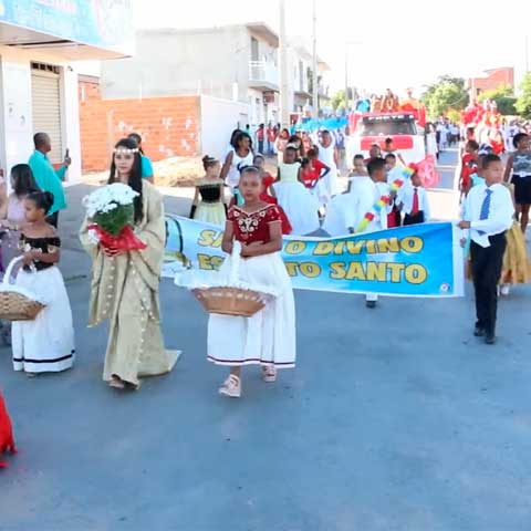 MAIO/JUNHO - Festa do Divino (diversos estados) - Com destaque em Goiás, Maranhão e interior de SP, homenageia o Espírito Santo. Com procissões e rezas, celebra o amor ao próximo e inclui danças e coroação de imperadores ou foliões.
