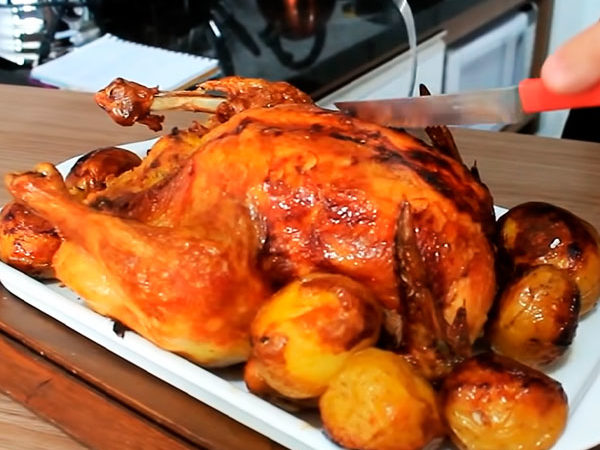 Frango assado servido a família vegetariana vira caso de polícia na Índia