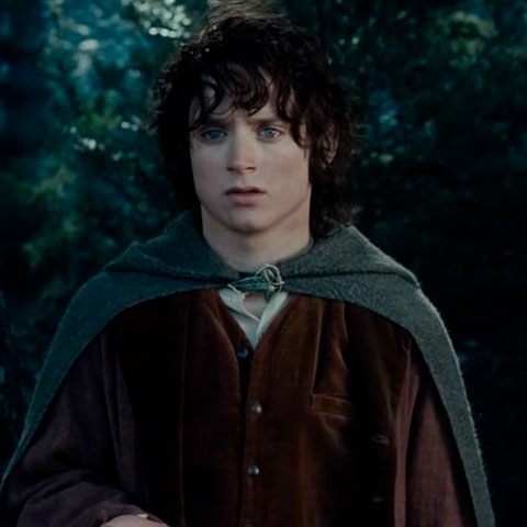 Frodo bolseiro: o Um Anel do temível Sauron acaba nas mãos da criatura mais improvável, um hobbit, que, embora adore sua vida pacata no Condado, passa a ser um herói salvador da Terra Média ao provar que sua origem ou estatura não são parâmetros para delimitar sua coragem.  -Youtube/Kilindo Esse Canal