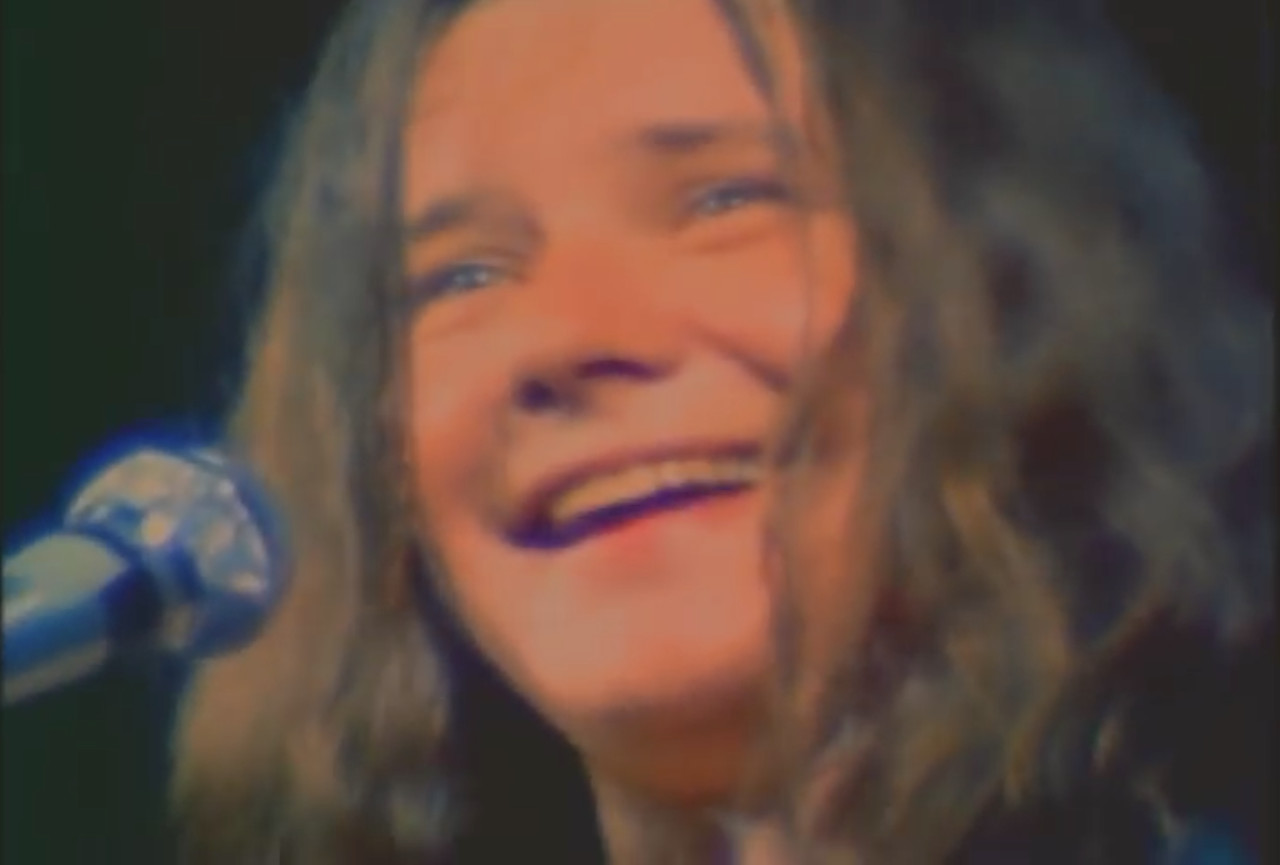 A vida pessoal de Janis Joplin foi marcada por excessos e conflitos internos. Ela enfrentou problemas com álcool e drogas, comuns no contexto da contracultura da época, mas também lidou com inseguranças e dificuldades emocionais desde a juventude. Sua busca por aceitação e pertencimento refletia-se tanto em sua música quanto em sua postura no palco, onde demonstrava uma entrega rara e intensa.
