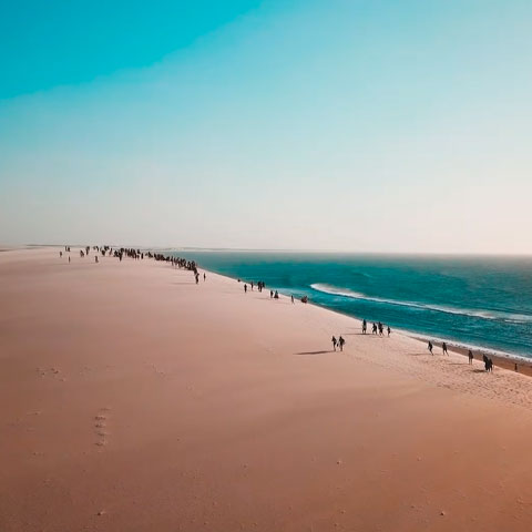 Jericoacara, também no Ceará, tem a Duna do Pôr do Sol, onde os turistas têm vista panorâmica da vila de pescadores de Jeri e do mar, com uma incrível mudança nas cores da duna de acordo com a iluminação do sol.