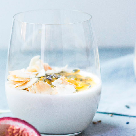 O kefir pode ser consumido como iogurte natural, com mel ou frutas. Apesar dos benefícios, recomenda-se não ultrapassar um copo por dia para evitar efeito reverso, como dor abdominal ou diarreia.