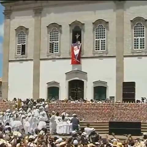 Lavagem do Senhor do Bonfim (Brasil) - Festa que marca o sincretismo religioso entre catolocismo (Jesus) e candomblé (Oxalá) em Salvador, Bahia. Acontece em janeiro, na quinta-feira que antecede o segundo domingo após o Dia de Reis. -Youtube/Band Jornalismo