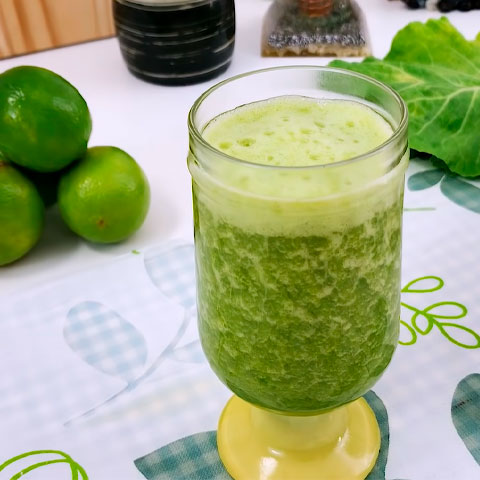 Falando em limão, ele proporciona um suco delicioso com couve. Esta bebida também tem propriedades detox. 