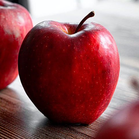 Como diz o ditado, “uma maçã por dia mantém você longe do médico”. As frutas, ricas em fibras, favorecem a digestão e o bom funcionamento do intestino.