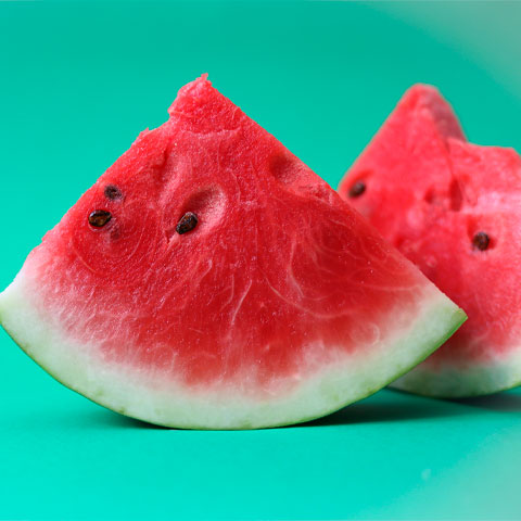 A melancia combate a retenção de líquidos e o inchaço corporal, além de ser rica em fibras. Isso favorece o trânsito intestinal e contribui para o bem-estar digestivo.