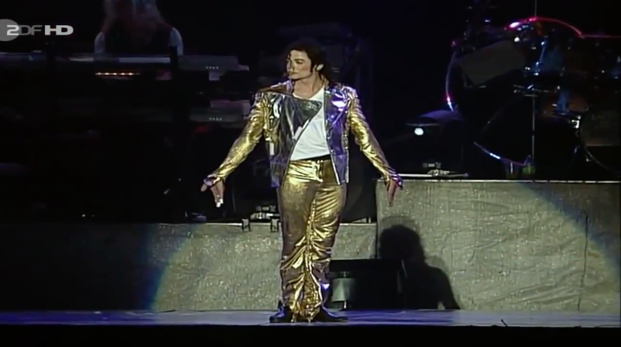 Michael Jackson revolucionou a música e a dança popular com passos icônicos como o “moonwalk”, que se tornou símbolo cultural. Misturou estilos e ainda criou performances que marcaram gerações, transformando videoclipes em verdadeiros espetáculos coreográficos. Sua influência, portanto, permanece em artistas e coreógrafos do mundo inteiro.
