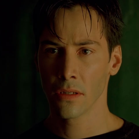 Neo: Interpretado por Keanu Reeves, Thomas A.Anderson, apelidado de Neo, descobre que a vida como conhece na realidade é uma simulação utilizada como subsistência para as máquinas, que são as verdadeiras controladoras de tudo que acontece dentro e fora da Matrix. -Youtube/Flashback FM