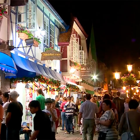 OUTUBRO - Oktoberfest (SC) - Celebrada em Blumenau, Santa Catarina, é inspirada na festa alemã original. Destaca-se por trajes típicos, músicas germânicas, danças e variedades de chopes artesanais.
