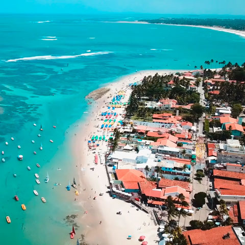 Porto de Galinhas, em Pernambuco, é uma das atrações para quem curte o litoral do Nordeste. Tem passeio até de jangada. As excursões vão até a Praia dos Carneiros e Ilha de Santo Aleixo com lanchas. 