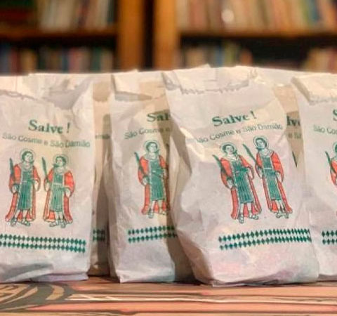 São Cosme e São Damião: conheça a história dos santos e a tradição dos saquinhos de doces