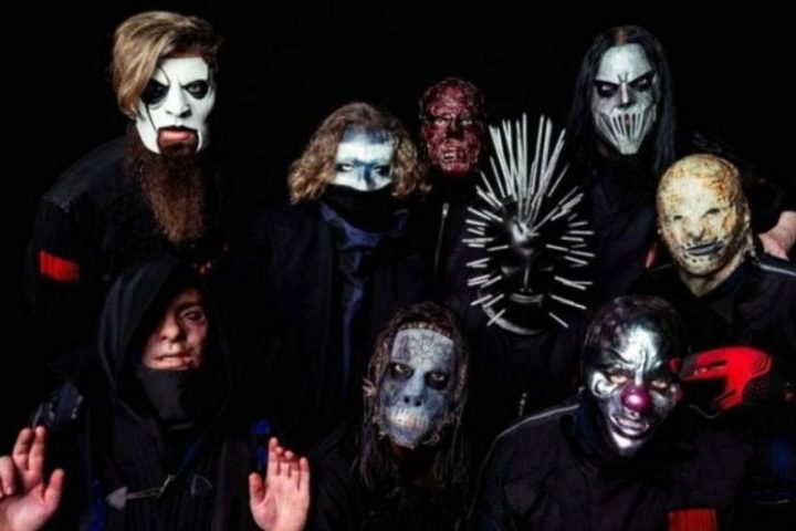 As máscaras e macacões se tornaram marca registrada do Slipknot desde o início. A ideia era criar uma identidade visual coesa e ocultar a individualidade dos membros, enfatizando a unidade da banda e a força da música. 