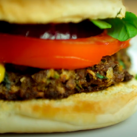 Ã? uma receita vegana e um hambÃºrguer fÃ¡cil de ser feito. Ele contÃ©m a proteÃ­na da soja, alÃ©m de molho shoyo e legumes