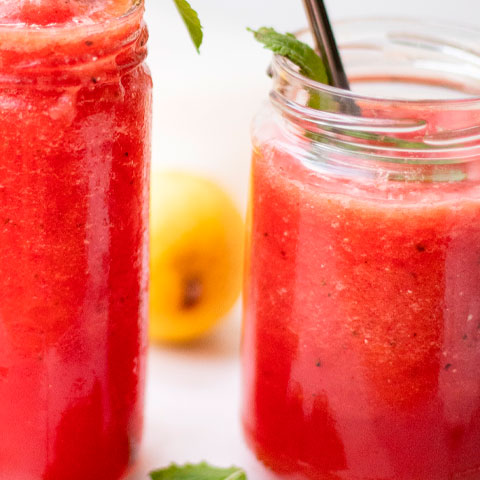 Por ter muita água, a melancia é excelente para hidratar o organismo. Consumida como suco, também age como diurético natural graças ao potássio e ao magnésio presentes na fruta.